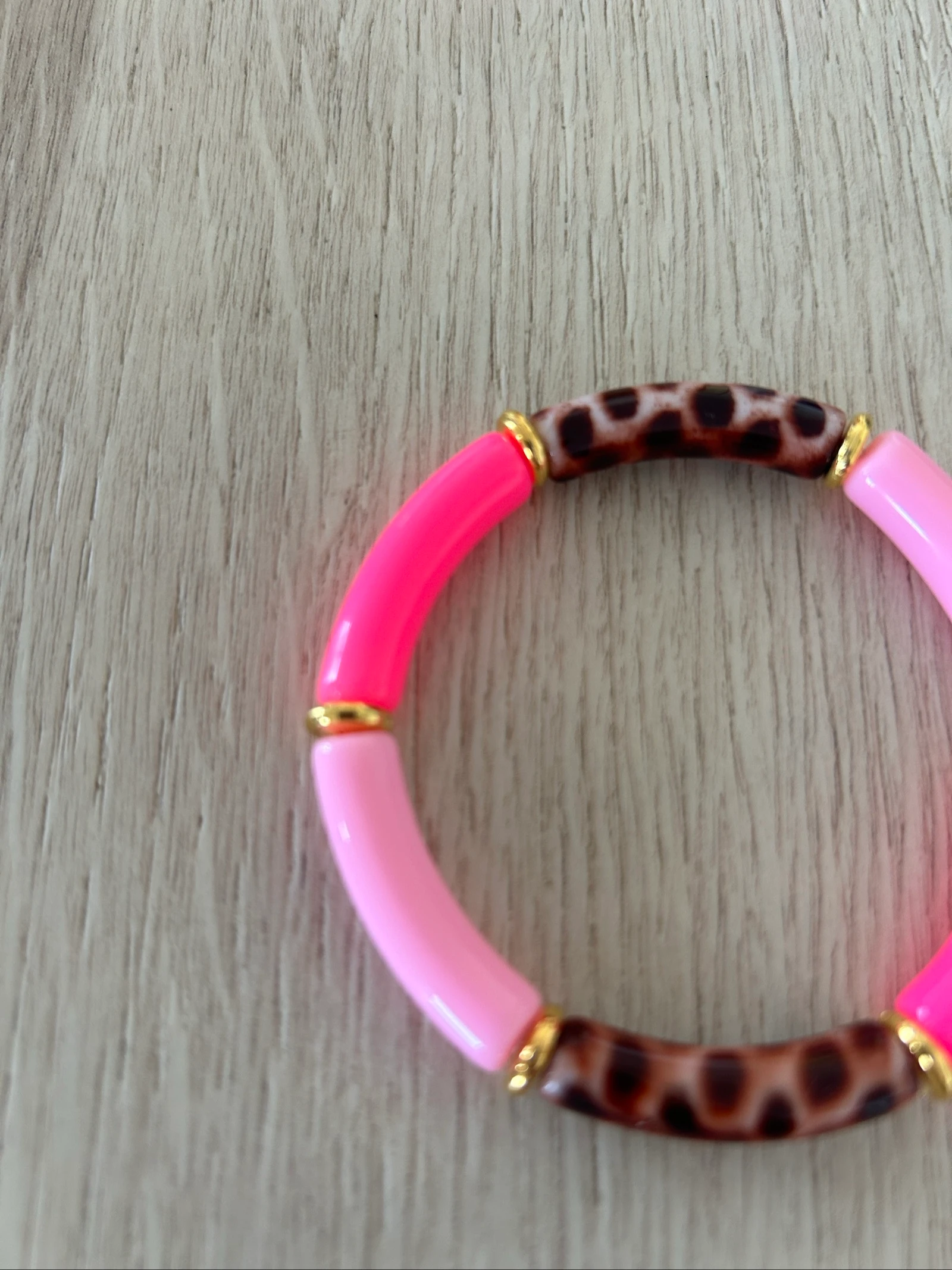 Pulseira com contas de tubo leopardo e fúcsia – photo 2